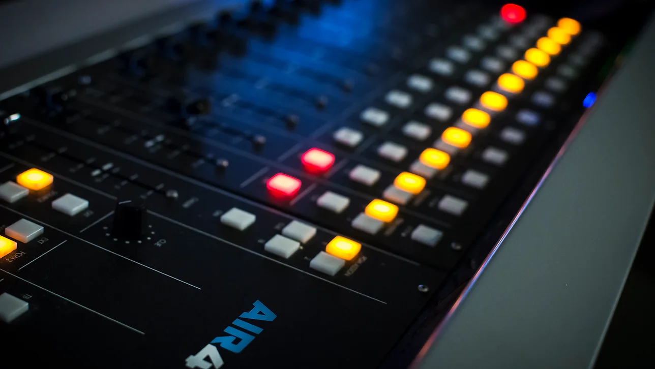 Consola de audio de un estudio de radio